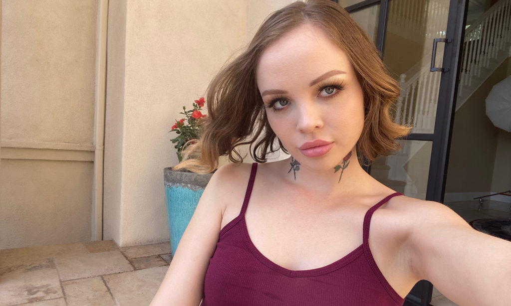 Aliya Brynn Posts 2 New Fetish Clips to ManyVids Store